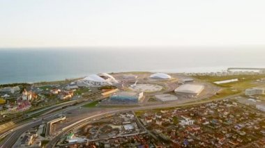 Rusya, Sochi - 03 Eylül 2017: Olimpiyat Panoraması Park Soçi 2014 mahkemelerinin Olimpiyatları, 2018 Dünya Kupası, Formula 1 yarış - Sochi Autodrome. Tren istasyonu. Video. UltraHD (4k)