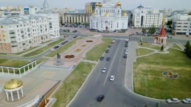Rusya, Saransk - 25 Ağustos 2017: Cathedral St salih savaşçı Feodor Ushakov ve gece şehir ışıkları. Saransk, Rusya. Video. UltraHD (4k)