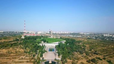 Heykel vatan arama! -kompozisyon Merkezi anıt-Ensemble Heroes of Stalingrad Savaşı Mamayev Kurgan olarak için. Sabah erkenden. Volgograd, Rusya Federasyonu. Video. UltraHD (4k)