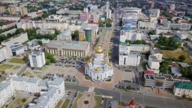 Rusya, Saransk - 25 Ağustos 2017: Cathedral St salih savaşçı Feodor Ushakov ve gece şehir ışıkları. Saransk, Rusya. Video. UltraHD (4k)