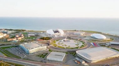 Rusya, Sochi - 03 Eylül 2017: Olimpiyat Panoraması Park Soçi 2014 mahkemelerinin Olimpiyatları, 2018 Dünya Kupası, Formula 1 yarış - Sochi Autodrome. Tren istasyonu. Video. UltraHD (4k)