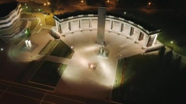 Büyük Vatanseverlik Savaşı sırasında düştü Mordovia askerleri için anıt. Sonsuz alev. Saransk, Rusya. Video. UltraHD (4k)