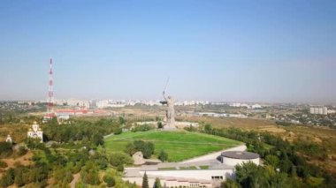 Heykel vatan arama! -kompozisyon Merkezi anıt-Ensemble Heroes of Stalingrad Savaşı Mamayev Kurgan olarak için. Sabah erkenden. Volgograd, Rusya Federasyonu. Video. UltraHD (4k)