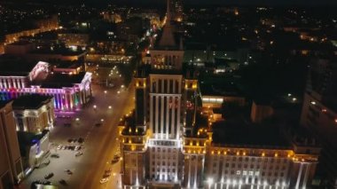 Rusya, Saransk - 25 Ağustos 2017: Millennium Meydanı gece ve Ogarev Mordovia Devlet Üniversitesi'nde. Rusya 2018 Dünya Kupası şehri. Video. UltraHD (4k)
