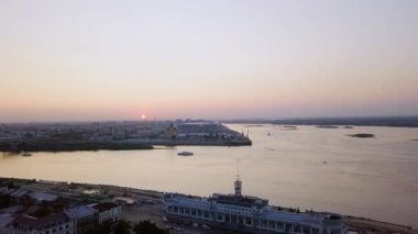 Rusya, Nizhny Novgorod - 21 Ağustos 2017: Gece manzara hava Nijniy Novgorod üzerinde. Nehirler, izdiham görünümünü Stadyumu. Video. UltraHD (4k)