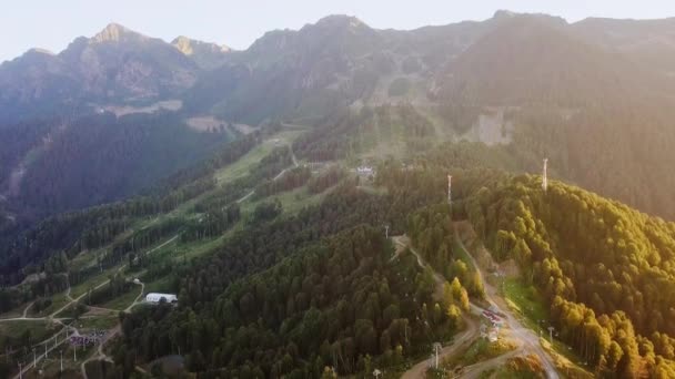 Rosa Khutor Yaylası Yamaçları Ağaçlar Sandalye Asansörler Gün Batımında Havadan — Stok video