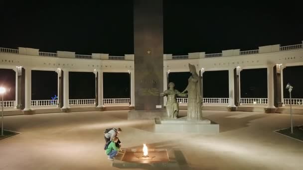 위대한 떨어진 모르도바의 군인에 러시아 사란스크 2017 기념관 영원한 불꽃입니다 — 비디오