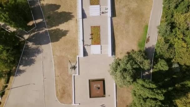 サラトフ 1941 1945 年の大祖国戦争で亡くなったサラトフ市民記念碑ソコロワ山勝利公園で複雑なクレーン記念 ビデオ Ultrahd — ストック動画