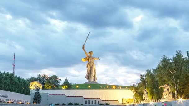 호출의 일몰을 영웅의 Stalingrad의 Mamayev 쿠르간에 기념물 앙상블의 아침입니다 볼고그라드 — 비디오