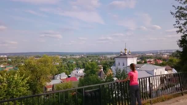 Dívka Stojící Neariron Černá Plot Panorama Řekou Penza Rusko Video — Stock video