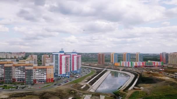 Novas Casas Nas Margens Canal Água Saransk Rússia Vídeo Ultrahd — Vídeo de Stock