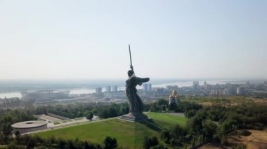 Heykel vatan arama! -kompozisyon Merkezi anıt-Ensemble Heroes of Stalingrad Savaşı Mamayev Kurgan olarak için. Sabah erkenden. Volgograd, Rusya Federasyonu. Video. UltraHD (4k)