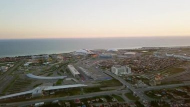 Rusya, Sochi - 03 Eylül 2017: Olimpiyat Panoraması Park Soçi 2014 mahkemelerinin Olimpiyatları, 2018 Dünya Kupası, Formula 1 yarış - Sochi Autodrome. Tren istasyonu. Video. UltraHD (4k)