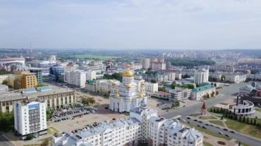 Rusya, Saransk - 25 Ağustos 2017: Cathedral St salih savaşçı Feodor Ushakov ve gece şehir ışıkları. Saransk, Rusya. Video. UltraHD (4k)