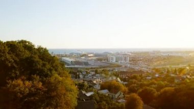 Rusya, Sochi - 03 Eylül 2017: Olimpiyat Panoraması Park Soçi 2014 mahkemelerinin Olimpiyatları, 2018 Dünya Kupası, Formula 1 yarış - Sochi Autodrome. Tren istasyonu. Video. UltraHD (4k)