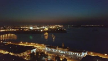 Nijniy Novgorod üzerinde gece manzara havadan. Nehirler, izdiham görünümünü Stadyumu. Rusya. Video. UltraHD (4k)
