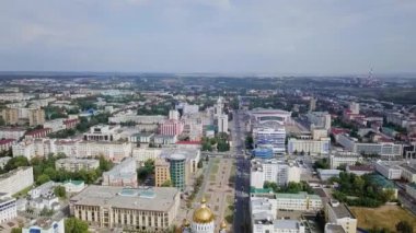 Rusya, Saransk - 25 Ağustos 2017: Cathedral St salih savaşçı Feodor Ushakov ve gece şehir ışıkları. Saransk, Rusya. Video. UltraHD (4k)