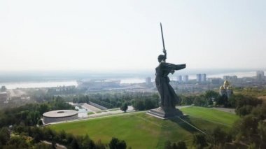 Heykel vatan arama! -kompozisyon Merkezi anıt-Ensemble Heroes of Stalingrad Savaşı Mamayev Kurgan olarak için. Sabah erkenden. Volgograd, Rusya Federasyonu. Video. UltraHD (4k)
