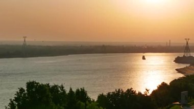Volga üzerinde gündoğumu. Sabah güneşi gemilerle. Nizhny Novgorod, Rusya Federasyonu. Video