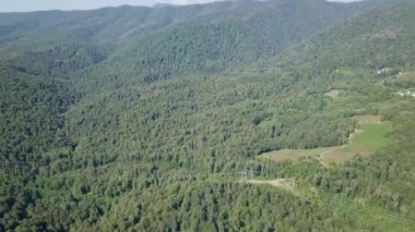 muhteşem dağların panoramik havadan görünümü ile orman, Sochi, Rusya Federasyonu, Video kaplı. UltraHD (4k)