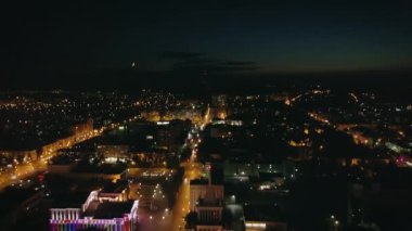 Rusya, Saransk - 25 Ağustos 2017: Ogarev Mordovia Devlet Üniversitesi gece aydınlatma. Havadan görünümü. Rusya 2018 Dünya Kupası şehri. Video. UltraHD (4k)