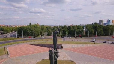 Rusya, Penza - 27 Ağustos 2017: Anıt Penza insanların büyük Vatanseverlik Savaşı (Zafer Anıtı), Penza, Rusya sırasında askeri ve emek cesaret. Video. UltraHD (4k)
