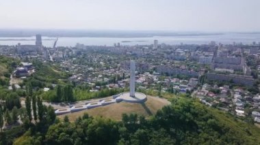 Vinçler Anıtı karmaşık zafer Parkı Saratov, 1941-1945 büyük Vatanseverlik Savaşı içinde ölen Saratov vatandaşlar için anıt Sokolova dağda. Video. UltraHD (4k)