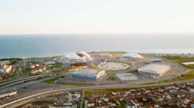 Rusya, Sochi - 03 Eylül 2017: Olimpiyat Panoraması Park Soçi 2014 mahkemelerinin Olimpiyatları, 2018 Dünya Kupası, Formula 1 yarış - Sochi Autodrome. Tren istasyonu. Video. UltraHD (4k)