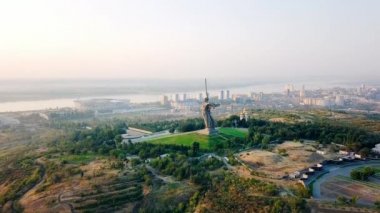 Heykel vatan arama! -kompozisyon Merkezi anıt-Ensemble Heroes of Stalingrad Savaşı Mamayev Kurgan olarak için. Sabah erkenden. Volgograd, Rusya Federasyonu. Video. UltraHD (4k)