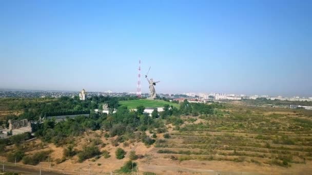 Skulptur Fäderneslandet Calling Sammansättning Mitten Hjältar Slaget Stalingrad Mamayev Kurgan — Stockvideo