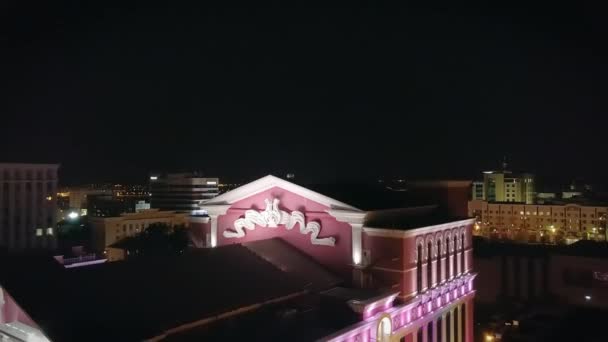 俄罗斯 Saransk 2017年8月25日 夜间城市灯光和共和党剧院的歌剧和芭蕾命名后 Yaushev Ultrahd — 图库视频影像