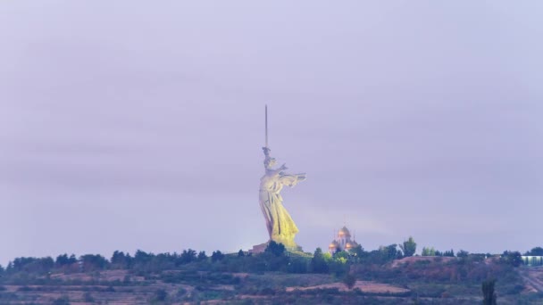 俄罗斯 伏尔加格勒 2017年8月28日 雕塑祖国呼唤 纪念碑的组合中心 合奏到斯大林格勒战役的英雄在 Mamayev 库尔干 俄罗斯 伏尔加格勒 — 图库视频影像