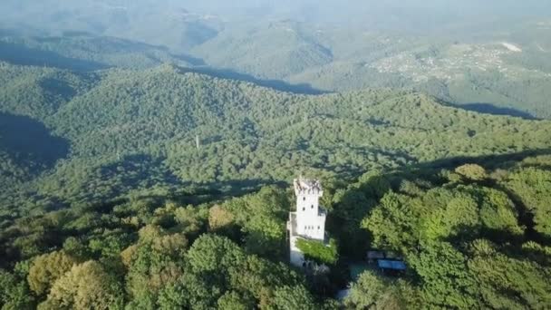 Berg Mit Turm Und Dichtem Grünen Wald Berg Achun Sotschi — Stockvideo