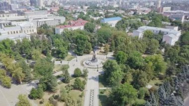 Rusya, Krasnodar - 30 Ağustos 2017: İmparatoriçe Catherine II, Ekaterinensky Meydanı ' nda şehir Krasnodar, Rusya'nın anıt. Video. UltraHD (4k)