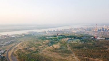 Heykel vatan arama! -kompozisyon Merkezi anıt-Ensemble Heroes of Stalingrad Savaşı Mamayev Kurgan olarak için. Sabah erkenden. Volgograd, Rusya Federasyonu. Video. UltraHD (4k)