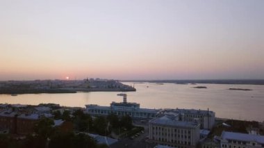 Rusya, Nizhny Novgorod - 21 Ağustos 2017: Gece manzara hava Nijniy Novgorod üzerinde. Nehirler, izdiham görünümünü Stadyumu. Video. UltraHD (4k)