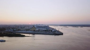 Havadan görünümü için Oka ve Volga, görünümünü gece stadyumda izdiham. Nizhny Novgorod, Rusya Federasyonu. Video. UltraHD (4k)