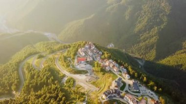 Rosa Khutor Yaylası, yamaçları, ağaçlar ve sandalye Asansörler. Gün batımında havadan görünümü. Video. UltraHD (4k)