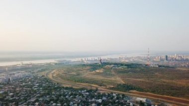 Heykel vatan arama! -kompozisyon Merkezi anıt-Ensemble Heroes of Stalingrad Savaşı Mamayev Kurgan olarak için. Sabah erkenden. Volgograd, Rusya Federasyonu. Video. UltraHD (4k)