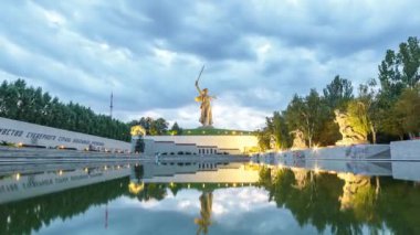 Rusya, Volgograd - 28 Ağustos 2017: Vatan arama heykel! -kompozisyon Merkezi anıt-Ensemble Heroes of Stalingrad Savaşı Mamayev Kurgan olarak için. Video. UltraHD (4k)