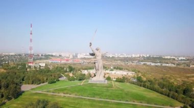 Heykel vatan arama! -kompozisyon Merkezi anıt-Ensemble Heroes of Stalingrad Savaşı Mamayev Kurgan olarak için. Sabah erkenden. Volgograd, Rusya Federasyonu. Video. UltraHD (4k)