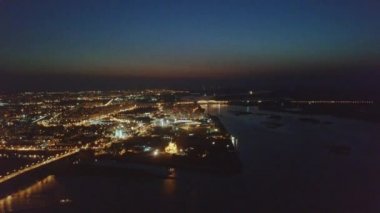 Nijniy Novgorod üzerinde gece manzara havadan. Nehirler, izdiham görünümünü Stadyumu. Rusya. Video. UltraHD (4k)