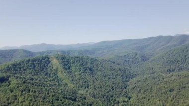 muhteşem dağların panoramik havadan görünümü ile orman, Sochi, Rusya Federasyonu, Video kaplı. UltraHD (4k)