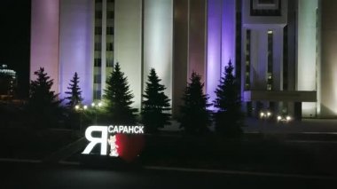 Rusya, Saransk - 26 Ağustos 2017: Rusya 2018 Zabivaka Dünya Kupası için Saransk Saransk şehri sembolü ile seviyorum. Mordovya Cumhuriyeti Başkanı Yönetim... Video. UltraHD (4k)