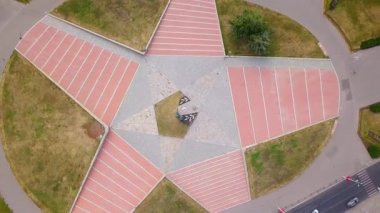 Rusya, Penza - 27 Ağustos 2017: Anıt Penza insanların büyük Vatanseverlik Savaşı (Zafer Anıtı), Penza, Rusya sırasında askeri ve emek cesaret. Video. UltraHD (4k)