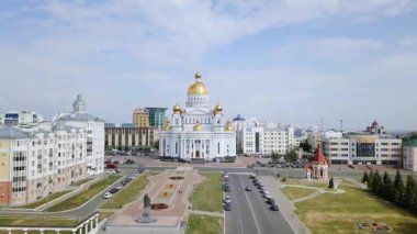 Rusya, Saransk - 25 Ağustos 2017: Cathedral St salih savaşçı Feodor Ushakov ve gece şehir ışıkları. Saransk, Rusya. Video. UltraHD (4k)