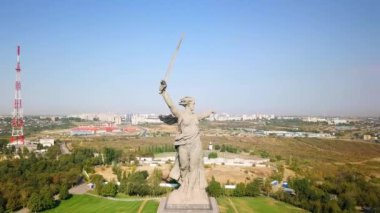 Heykel vatan arama! -kompozisyon Merkezi anıt-Ensemble Heroes of Stalingrad Savaşı Mamayev Kurgan olarak için. Sabah erkenden. Volgograd, Rusya Federasyonu. Video. UltraHD (4k)
