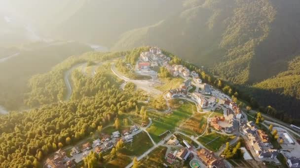 Rosa Khutor Plateau Gebäude Pisten Und Sessellifte Luftaufnahme Bei Sonnenuntergang — Stockvideo