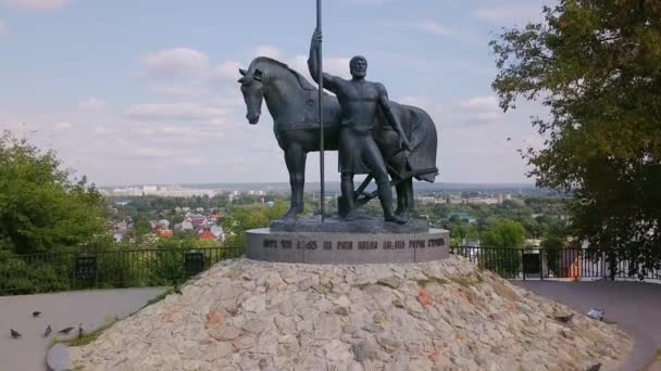 Penza 2017年8月27日 雕塑的构成第一个移居者 纪念碑对第一个移居者 纪念碑在 Penza 献身于这个城市的创始者和第一个居民 Ultrahd — 图库视频影像