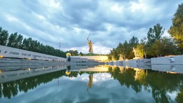 俄罗斯 伏尔加格勒 2017年8月28日 雕塑祖国呼唤 纪念碑的组合中心 合奏对 Mamayev 库尔干的斯大林格勒战役英雄 Ultrahd — 图库视频影像